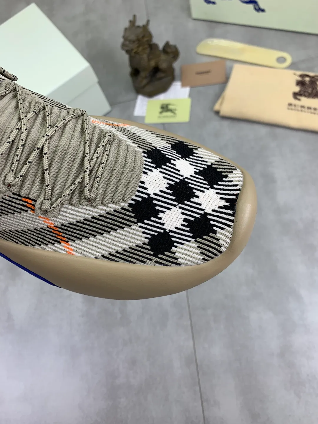 Men's Men's Shoes 💰P620 💰【New Style】Top Version 🆘【Burberry】New Burberry Fly Knit Shoes are now available with perfect workmanship! 🔥Perfect shape and top quality🙈Non-slip and wear-resistant high-end rubber outsole👣Versatile and comfortable shoes, standard size: 39-45 (customized 38-46) 2️⃣colors available Top-quality packaging
